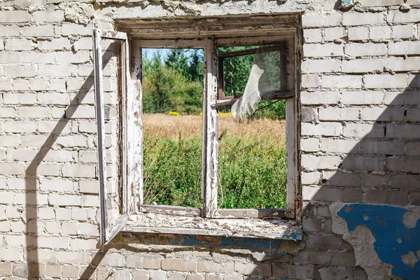 Σπασμένο Παράθυρο Ένα Εγκαταλελειμμένο Σπίτι Εσωτερική Closeup — Φωτογραφία Αρχείου
