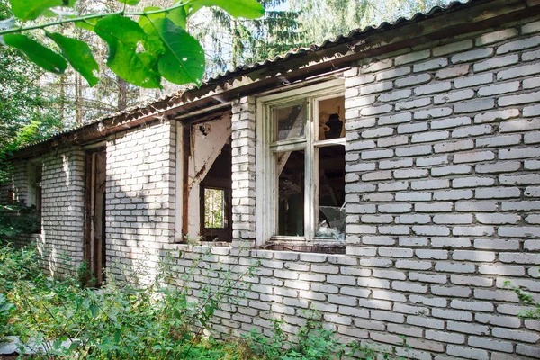 Velha Casa Arruinada Abandonada Dia Ensolarado Verão — Fotografia de Stock