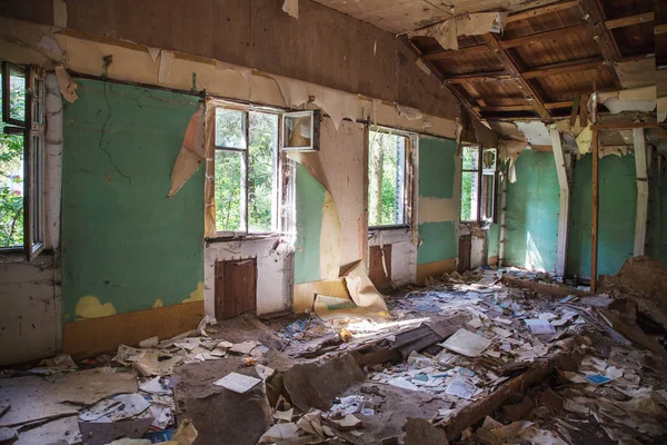 Velha Biblioteca Arruinada Abandonada Dia Ensolarado Verão — Fotografia de Stock