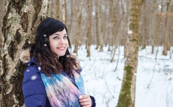 晴れた冬の日に 森を歩く若い美しい女性の肖像画 — ストック写真