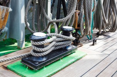 Arma gemi. Gemi direkleri açık closeup koydu halatları