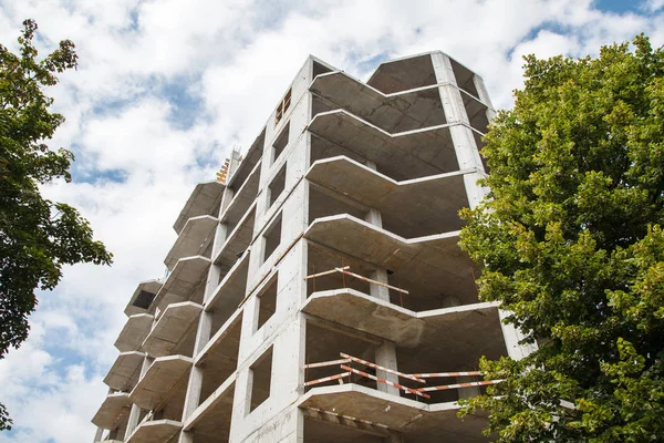 bir yeni çok katlı konut şehirde yaz binanın İnşaat