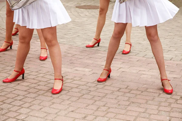 Ноги Молодых Девушек Городской Улице Солнечный Летний День — стоковое фото
