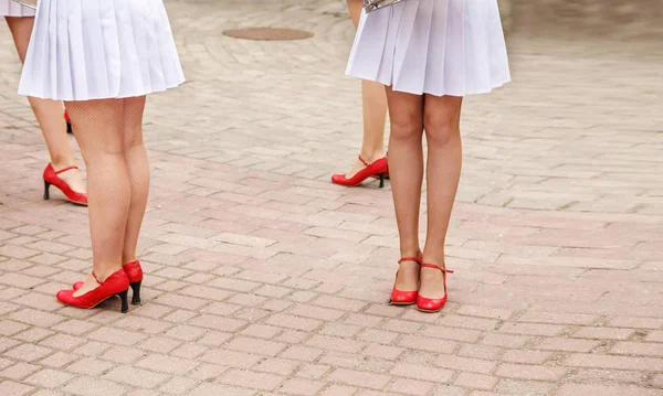 Ноги Молодых Девушек Городской Улице Солнечный Летний День — стоковое фото
