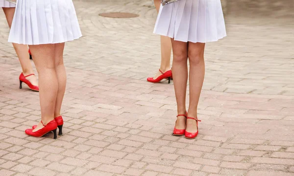 Benen Van Jonge Meisjes Een Stad Straat Zonnige Zomerdag — Stockfoto