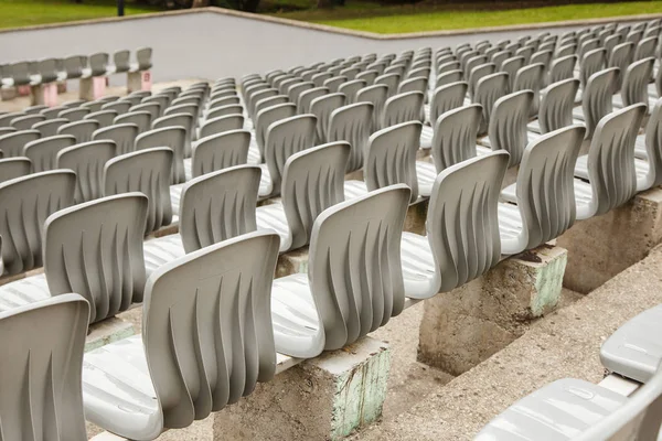 Güneşli Yaz Gününde Açık Stadyumda Plastik Oturma Sıraları — Stok fotoğraf