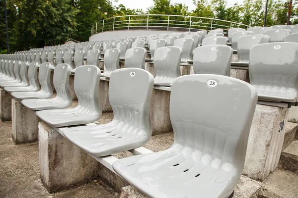 Rangées Sièges Plastique Dans Stade Plein Air Sur Journée Ensoleillée — Photo