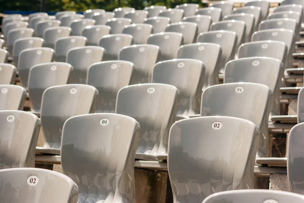 Rangées Sièges Plastique Dans Stade Plein Air Sur Journée Ensoleillée — Photo