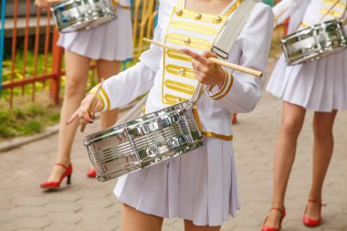 Grup kızlar davulcular. bir şehir sokak geçit. vücut parçaları portre