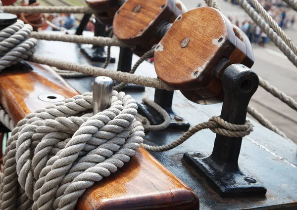 Schip Tuigage Touwen Gelegd Buurt Van Masten Buiten Closeup — Stockfoto