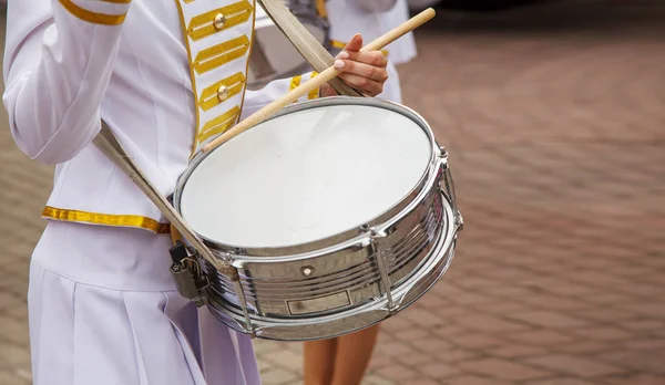 Mädchentrommlergruppe Parade Auf Einer Straße Der Stadt Körperteile Nahaufnahme — Stockfoto