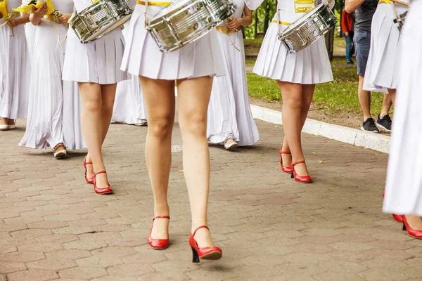 Grupp Flickor Trummisar Parad Stadsgata Kroppen Delar Närbild — Stockfoto