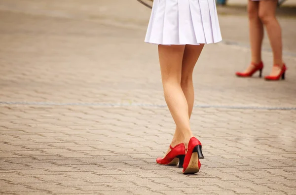 Piernas Chicas Jóvenes Una Calle Ciudad Soleado Día Verano — Foto de Stock