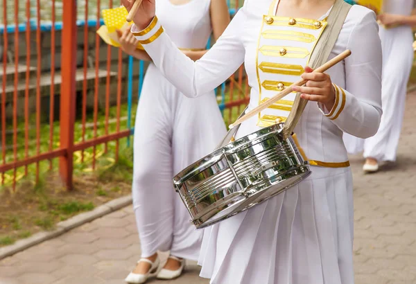 Groep Van Meisjes Drummers Parade Een Stad Straat Lichaam Delen — Stockfoto