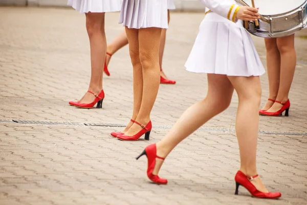 Jambes Jeunes Filles Sur Une Rue Ville Jour Ensoleillé Été — Photo