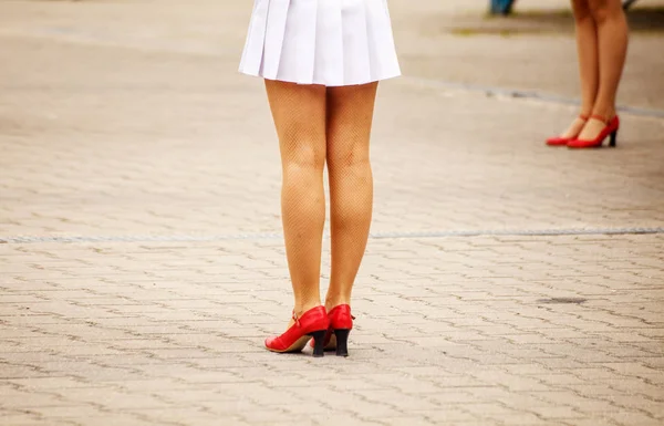 在阳光明媚的夏日 在城市街道上的年轻女孩的腿 — 图库照片