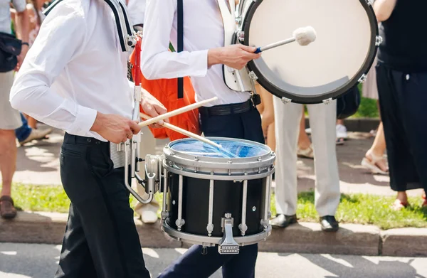 Två Drumers Spelar Jazzfestival Park Solig Sommardag — Stockfoto