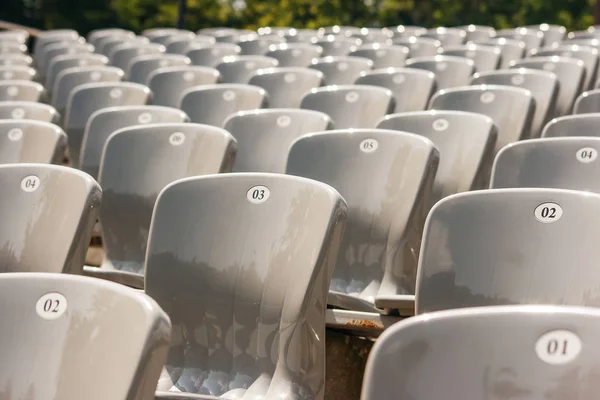 Rangées Sièges Plastique Dans Stade Plein Air Sur Journée Ensoleillée — Photo