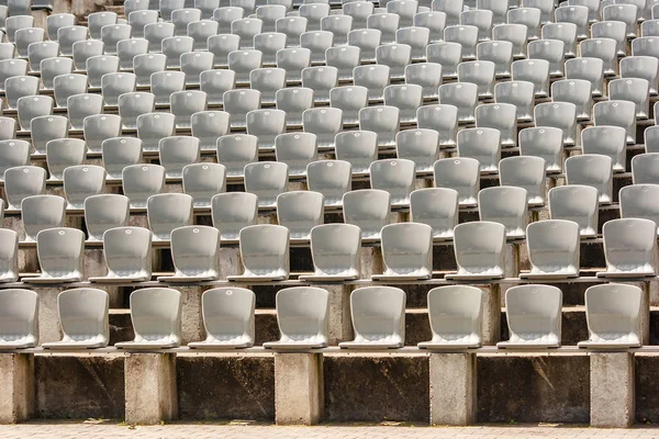 Güneşli Yaz Gününde Açık Stadyumda Plastik Oturma Sıraları — Stok fotoğraf