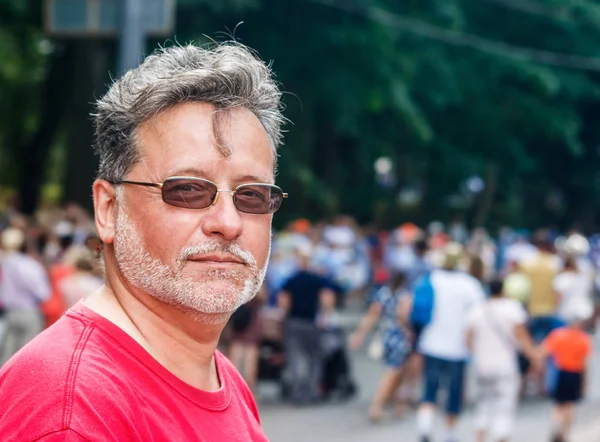 Retrato Homem Idoso Com Óculos Barba Cinza Parque Cidade Dia — Fotografia de Stock