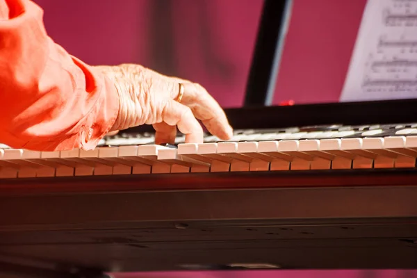 Pianist Speelt Een Jazzfestival Een Stadspark Zonnige Zomer Dag Closeup — Stockfoto