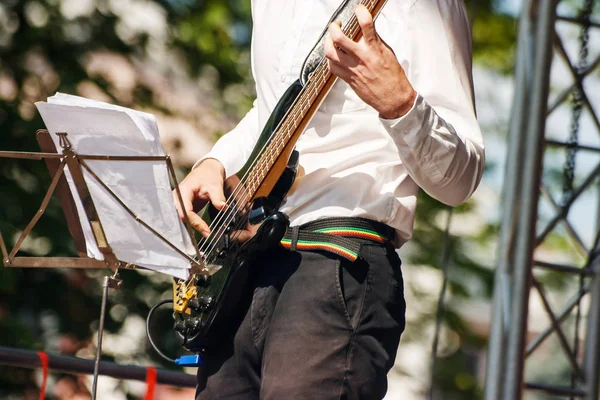 在阳光明媚的夏日 吉他手在城市公园爵士音乐节上演奏 — 图库照片