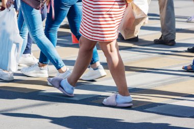 yayalar yaya geçidi, yol yaz güneşli günde geçiş
