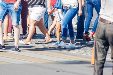 yayalar yaya geçidi, yol yaz güneşli günde geçiş