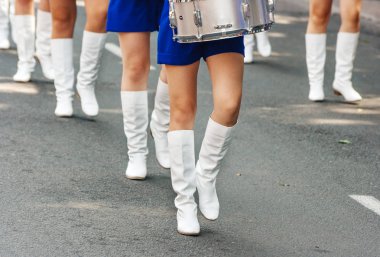 Grup kızlar davulcular. bir şehir sokak geçit. vücut parçaları portre