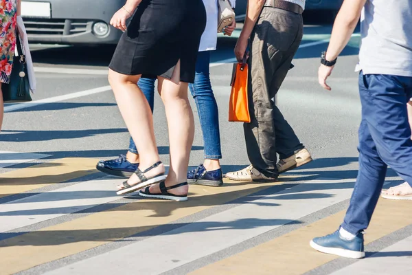 Peatones Cruzando Calle Cruce Peatonal Verano Día Soleado — Foto de Stock