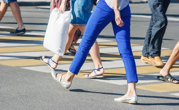 Peatones Cruzando Calle Cruce Peatonal Verano Día Soleado — Foto de Stock