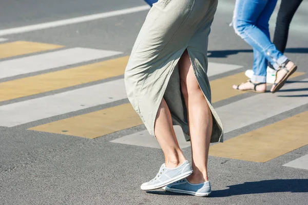 Pedestres Cruzando Estrada Uma Travessia Pedestres Dia Ensolarado Verão — Fotografia de Stock