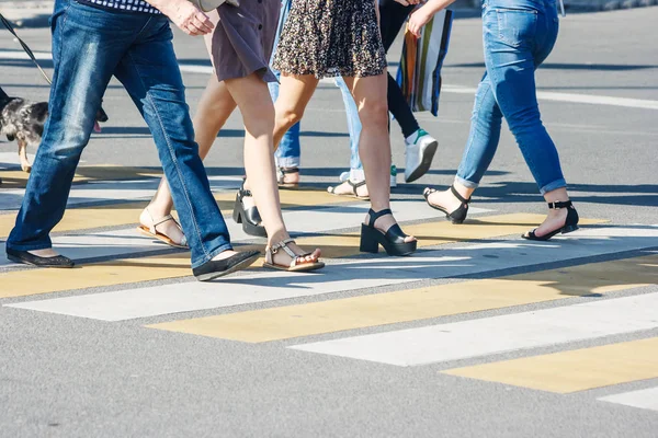 Pedestrians Crossing Road Pedestrian Crossing Summer Sunny Day — Stock Photo, Image