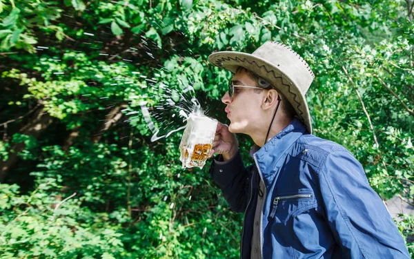 Joven Sombrero Vaquero Gafas Sol Soplando Espuma Una Cerveza Una — Foto de Stock