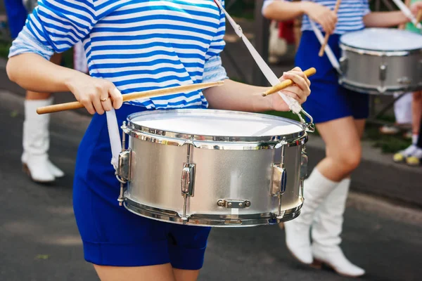 Groep Van Meisjes Drummers Parade Een Stad Straat Lichaam Delen — Stockfoto