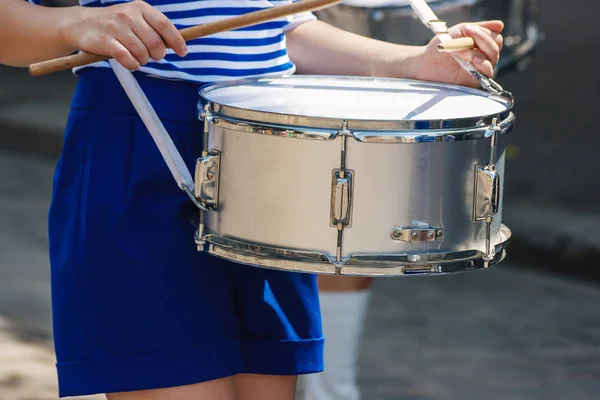 Mädchentrommlergruppe Parade Auf Einer Straße Der Stadt Körperteile Nahaufnahme — Stockfoto