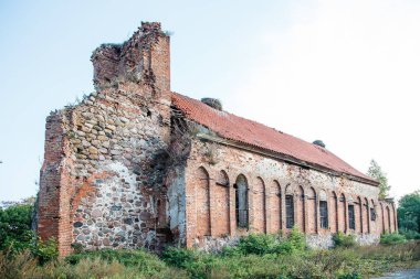 eski terkedilmiş kilise