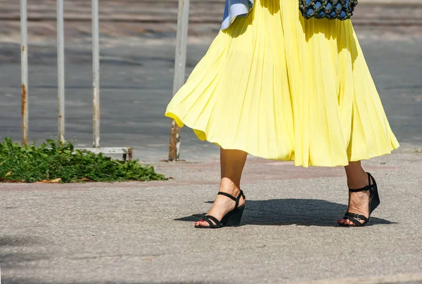 Mujer joven caminando por la calle — Foto de Stock