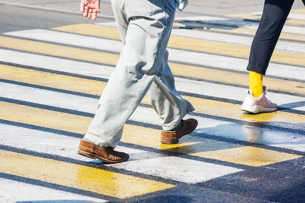Pedestres em uma travessia pedestre — Fotografia de Stock