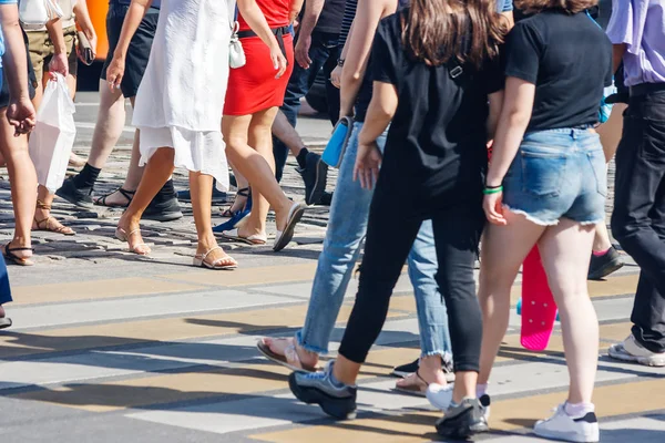 Fotgängare vid ett övergångsställe — Stockfoto