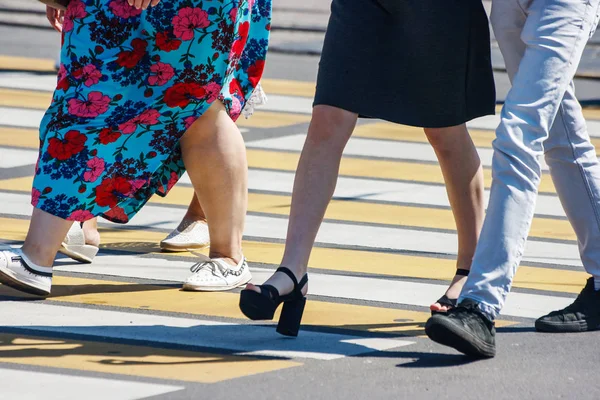 Fotgängare vid ett övergångsställe — Stockfoto