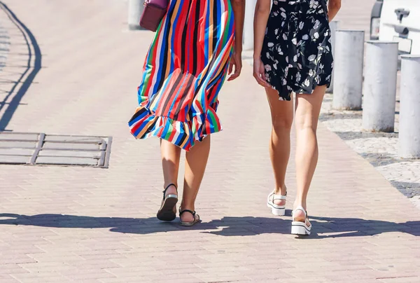 Deux jeunes filles marchant dans la rue — Photo