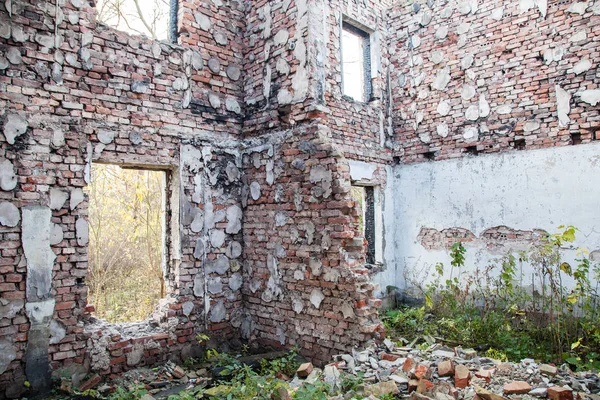 Покинутий цегляний будинок всередині — стокове фото