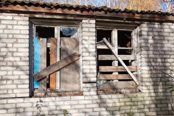 Zwei eingeschlagene Fenster eines verlassenen Hauses — Stockfoto
