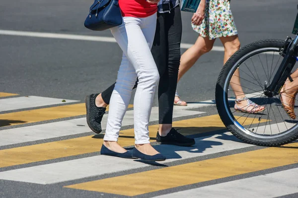 Fußgänger auf einem Zebrastreifen — Stockfoto