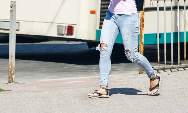 Young girl walking down the street — Stock Photo, Image