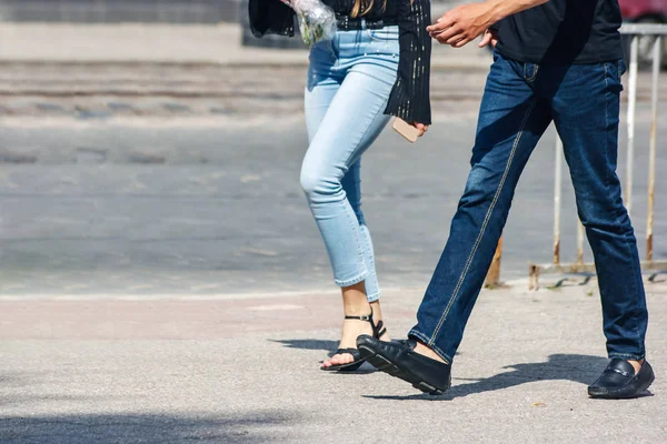 Jeune couple marchant dans la rue — Photo