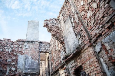 içinde terk tuğla ev