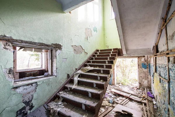 Escalera de hormigón en la antigua casa abandonada en ruinas —  Fotos de Stock