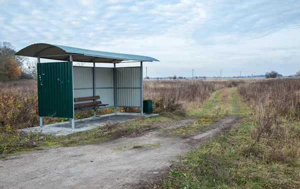 Paragem de autocarro no campo — Fotografia de Stock